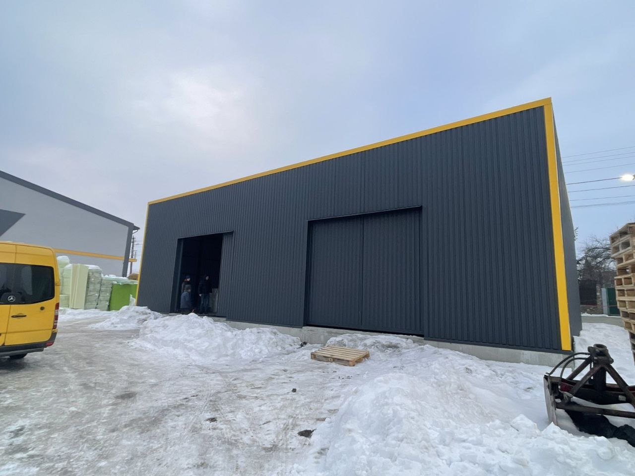 Ангар з вантажними воротами
